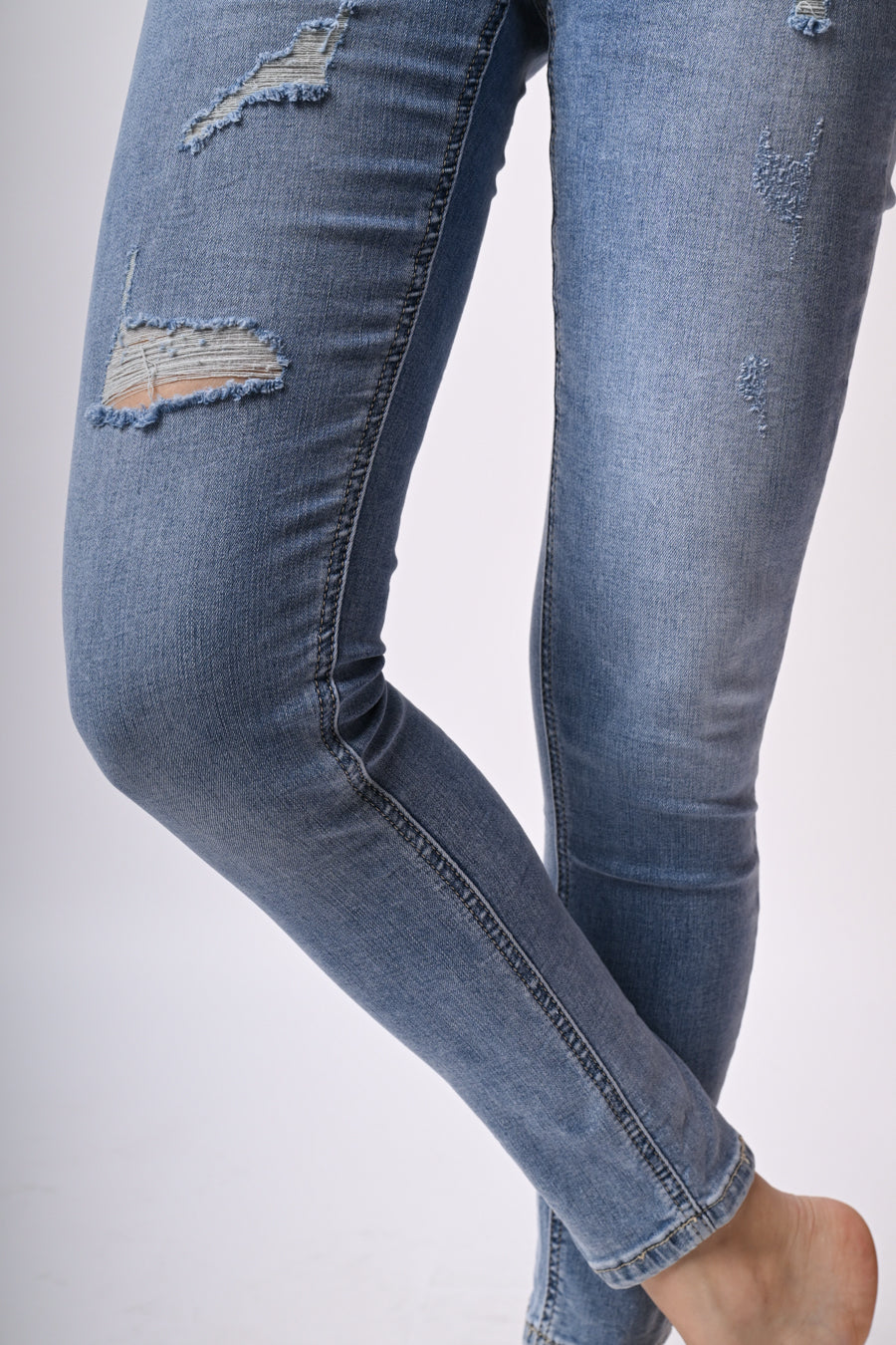 Jeans con strappi e strass