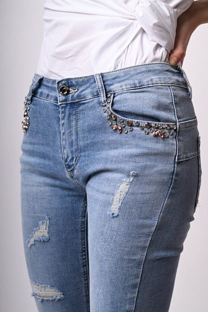 Jeans con strappi e strass