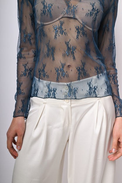 Top in tulle con ricami e scollo a barchetta