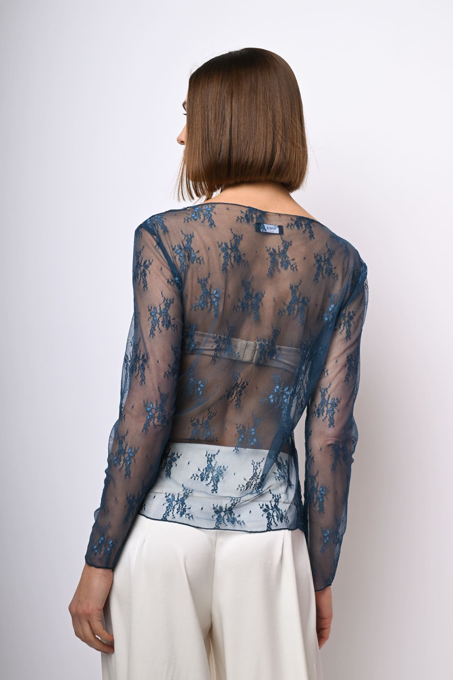 Top in tulle con ricami e scollo a barchetta